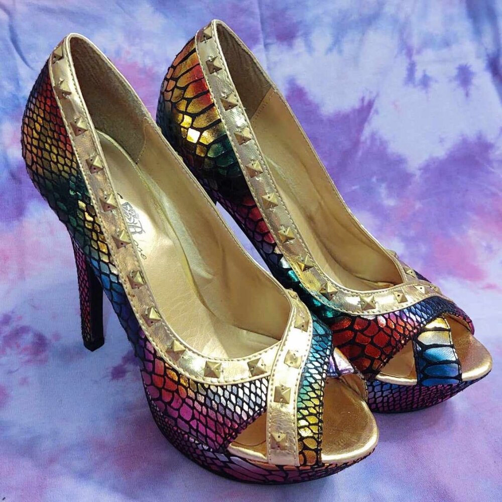 NWOT Wild Rose Gold Studded Rainbow Snake Print Peep Toe Stilettos: 7